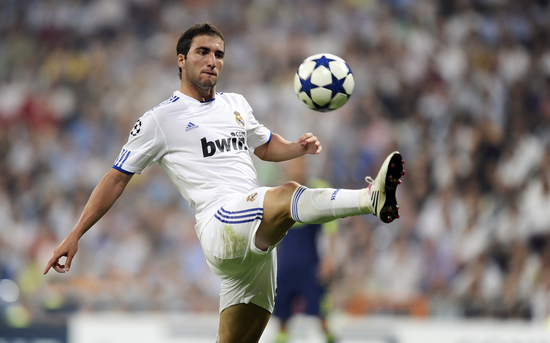 萨内一剑封喉，巴黎力克塞维利亚锁定欧冠关键胜局